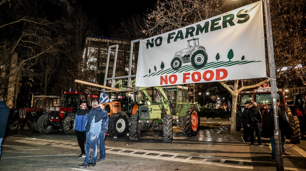 Στο κέντρο της Λάρισας και της Καρδίτσας τα τρακτέρ - Σκοπεύουν να διανυκτερεύσουν