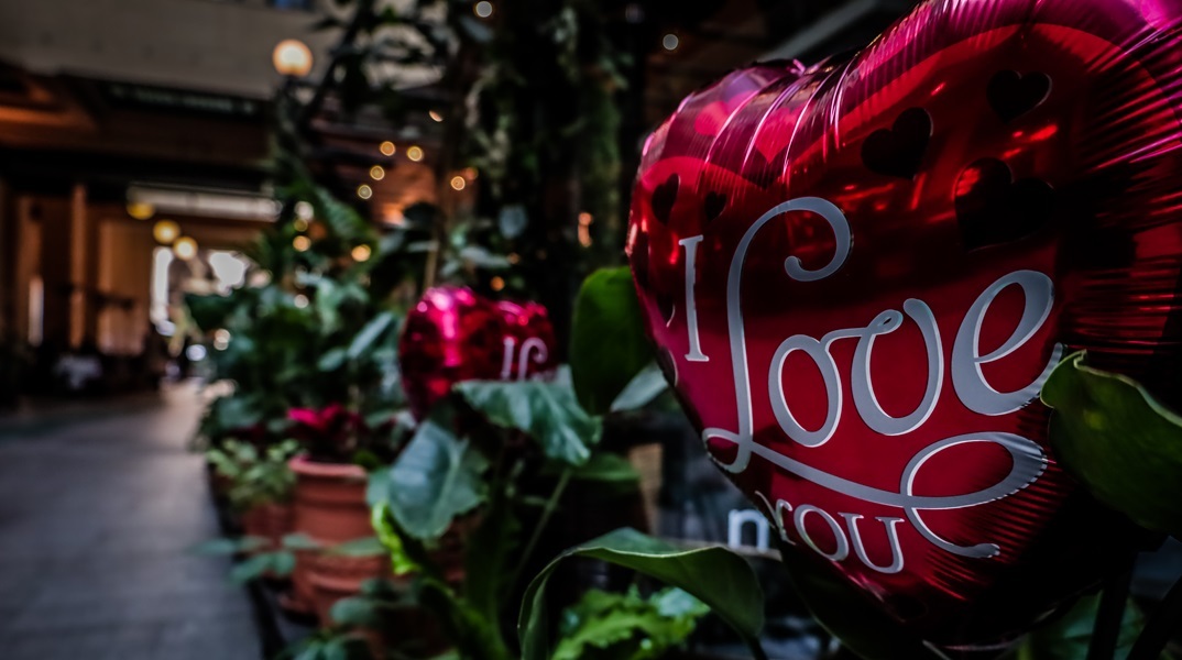 Άγιος Βαλεντίνος:  Ποιος ήταν και πώς συνδέθηκε το όνομά του με τον έρωτα