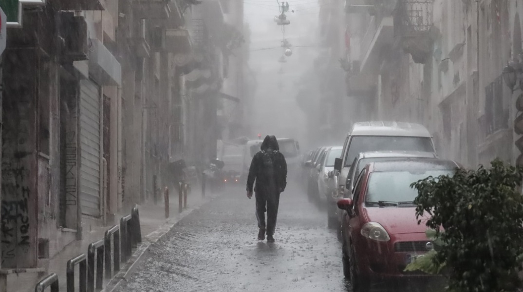 Σφοδρές καταιγίδες και θυελλώδεις ανέμους τη Δευτέρα - Πώς θα κινηθεί ο καιρός στην Αττική