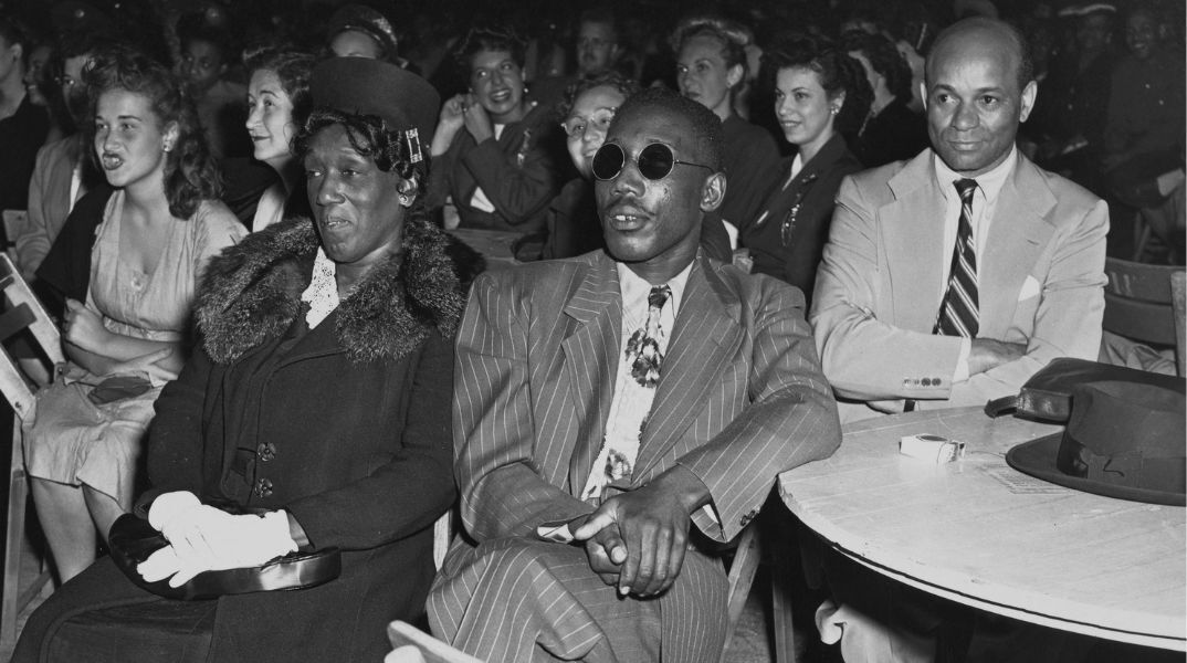O Άιζακ Γούνταρντ με τη μητέρα του Ελάιζα στη διάρκεια φιλανθρωπικής εκδήλωσης προς τιμήν του στη Νέα Υόρκη (1946)