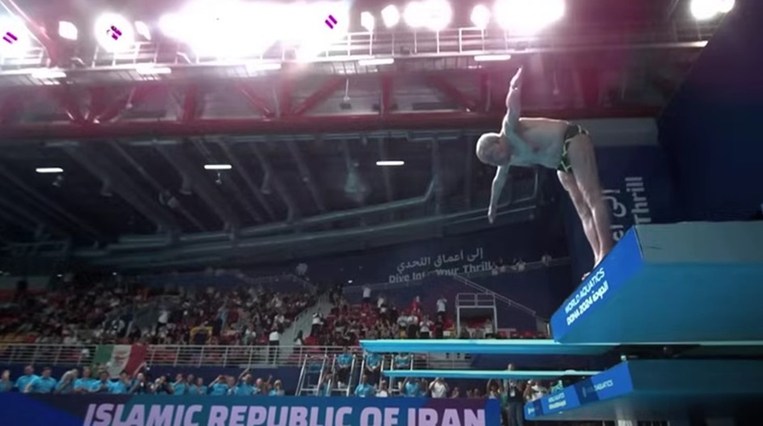 Τάγκι Ασκάρ: Βούτηξε στο παγκόσμιο πρωτάθλημα σε ηλικία 100 ετών - Αποθεώθηκε μετά τη βουτιά