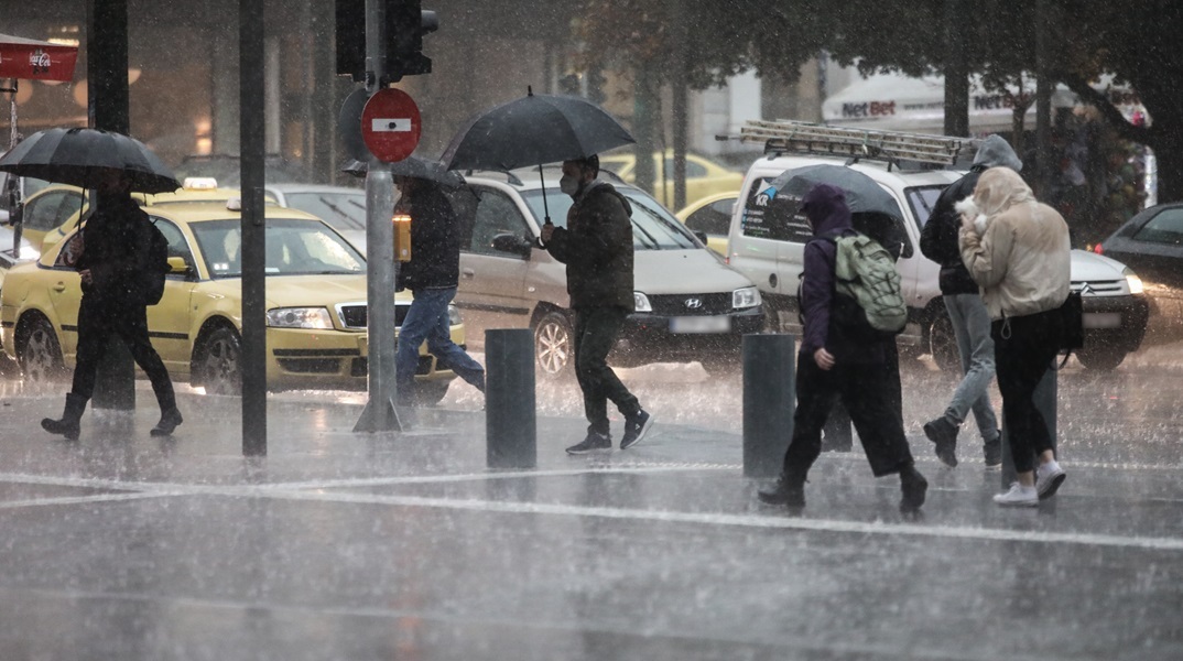 Διακοπές ρεύματος και πτώσεις δέντρων από την κακοκαιρία στη Λήμνο - Προβλήματα σε Εύβοια, Κέρκυρα