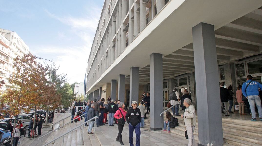 Θεσσαλονίκη: Τυφλή επίθεση με τη βόμβα στο δικαστικό μέγαρο