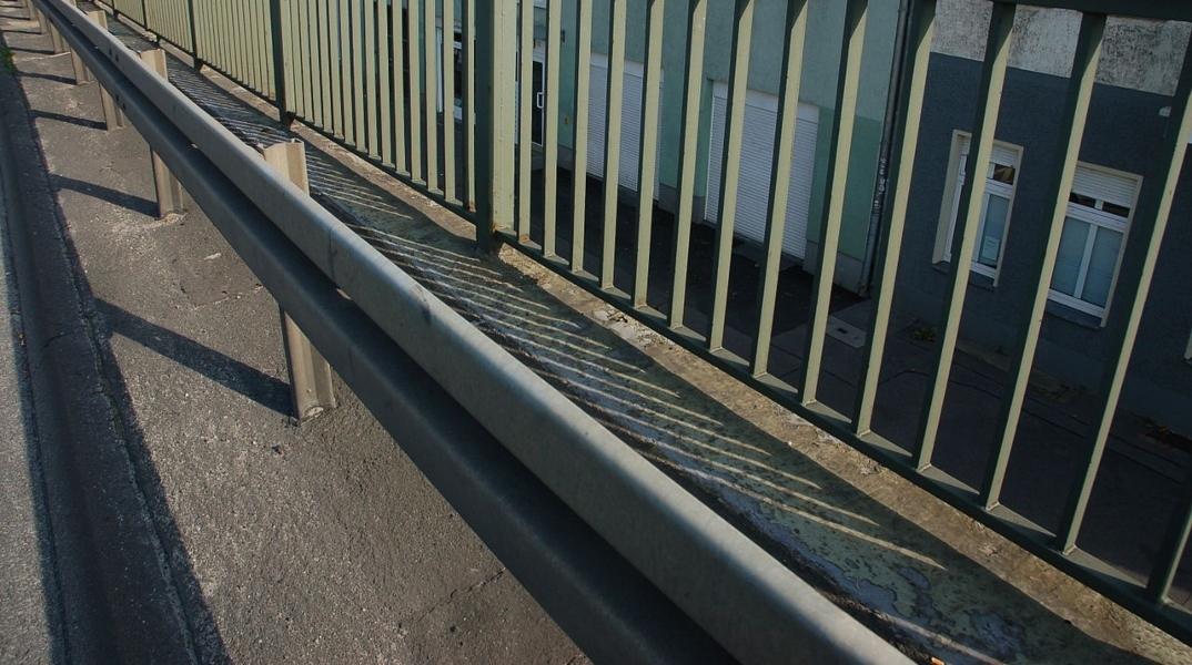 Τα μεταλλικά στηθαία δεν προσφέρουν ασφάλεια στα ηλεκτρικά αυτοκίνητα, σύμφωνα με έρευνα	