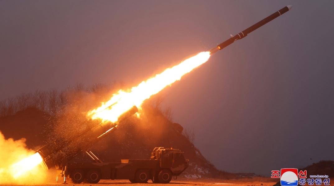 Βόρεια Κορέα: Εκτόξευση πυραύλου ανοικτά της Ιαπωνίας - Η 5η για φέτος Όπλα και πυρομαχικά στέλνει ο Κιμ Γιονγκ Ουν στη Ρωσία