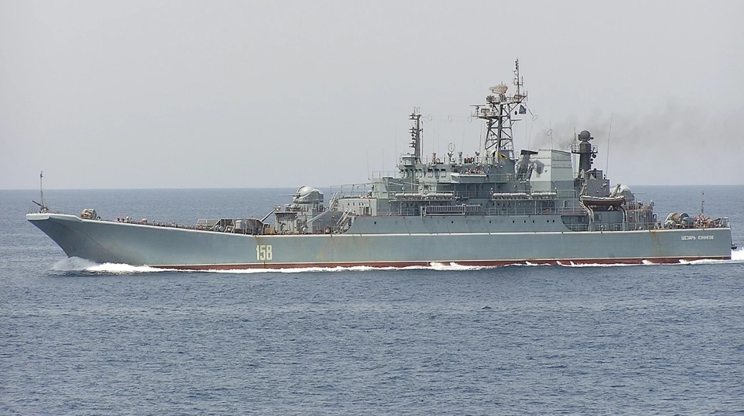 Οι ουκρανικές δυνάμεις κατέστρεψαν μεγάλο ρωσικό αποβατικό πλοίο ανοιχτά της Κριμαίας. Το Tsezar Kunikov χτυπήθηκε από θαλάσσια drones