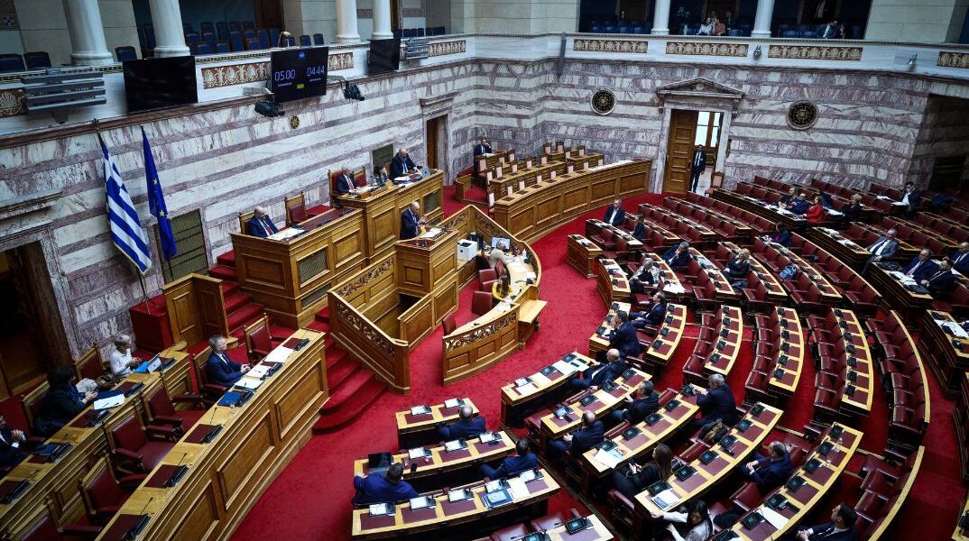Ομόφυλα ζευγάρια: Απορρίφθηκε η ένσταση αντισυνταγματικότητας από την ακροδεξιά