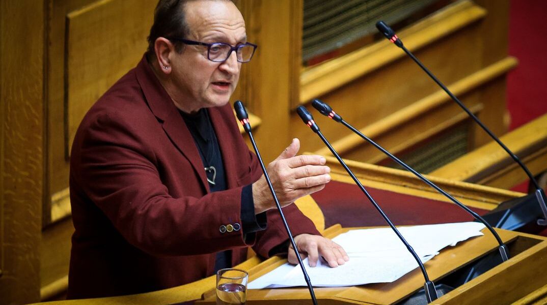 Μπιμπίλας: Διακομματικό χειροκρότημα στην ομιλία για τον γάμο ομόφυλων