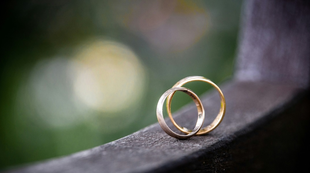 Στη Νέα Σμύρνη ο πρώτος γάμος ομόφυλου ζευγαριού μετά την υπερψήφιση του νόμου 