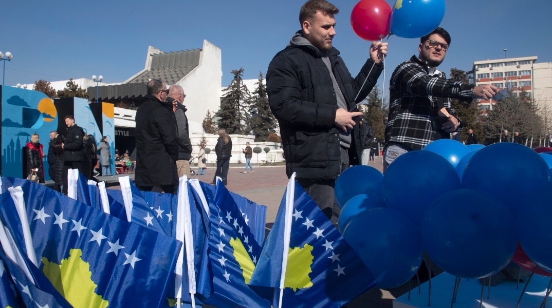 Σερβία-Κόσοβο: Δεκαέξι χρόνια από την ανεξαρτησία του Κοσόβου - Εορτασμοί στην Πρίστινα, για «παράνομο δημιούργημα» κάνει λόγο το Βελιγράδι	