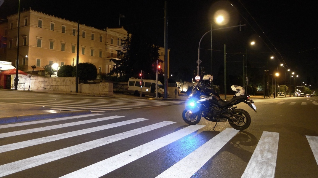 Φάρσα αποδείχθηκε το τηλεφώνημα για βόμβα στη Βουλή Αποκαταστάθηκε η κυκλοφορία των οχημάτων