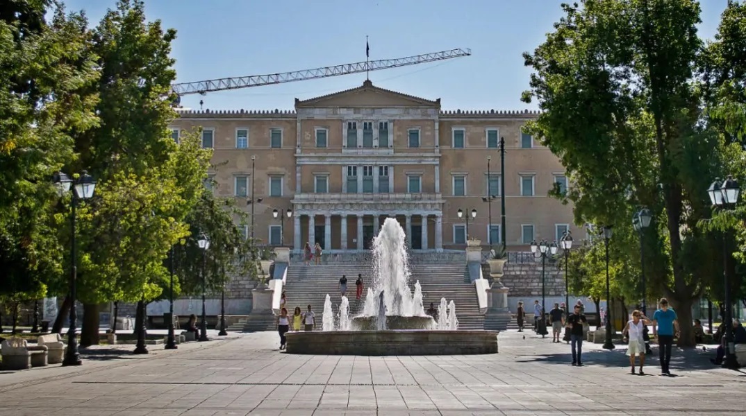 Βουλή: Συναγερμός για βόμβα – Κλειστοί οι δρόμοι και το Μετρό Συντάγματος