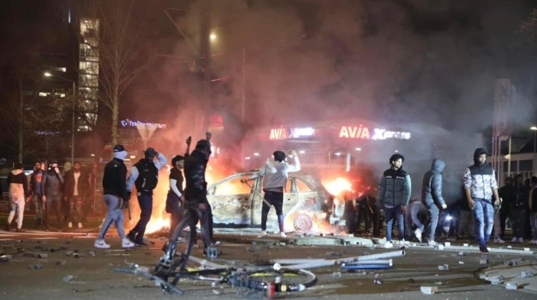 Ταραχές στη Χάγη της Ολλανδίας. Όλα ξεκίνησαν όταν ένα μεγάλο πλήθος μεταναστών από την Ερυθραία εισέβαλε στο κτίριο της Όπερας.