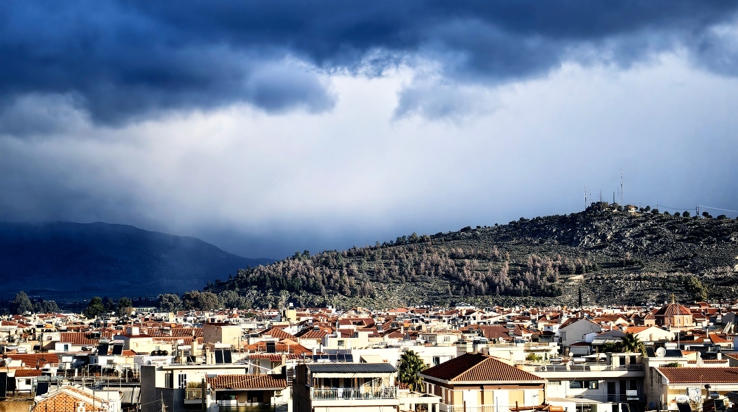 Νεφελώδης θα είναι ο καιρός σήμερα Δευτέρα με τοπικές βροχές