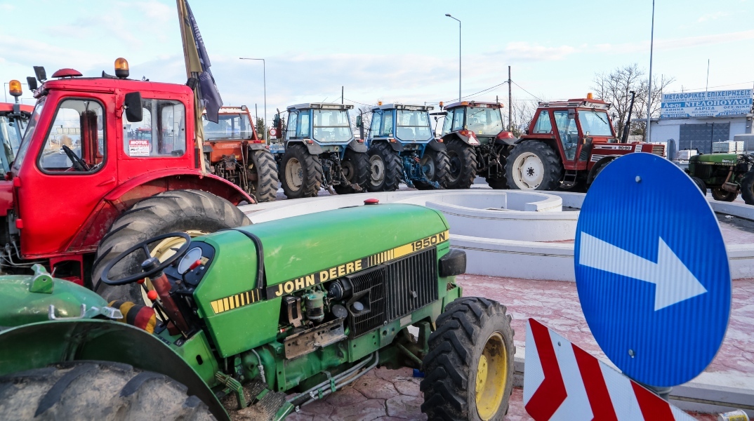 Λαμία: Εκατοντάδες οδηγοί εγκλωβίστηκαν στον κόμβο του Μπράλου λόγω μπλόκου των αγροτών – Κλειστή η Εθνική Οδός και οι παράδρομοι