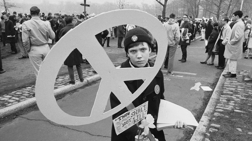 Ο 14χρονος Gaylord Chris ανάμεσα στους διαδηλωτές στη Νέα Υόρκη κατά του πολέμου στο Βιετνάμ © 	Bettmann / Contributor