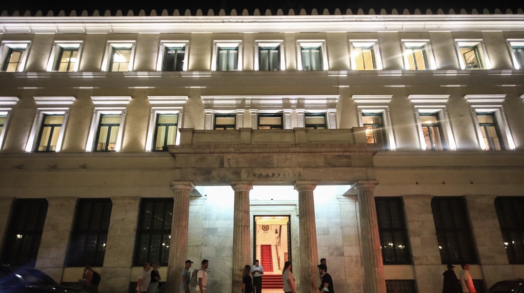 Εργασίες αφισοκάθαρσης από τη Διεύθυνση Καθαριότητας του Δήμου Αθηναίων 