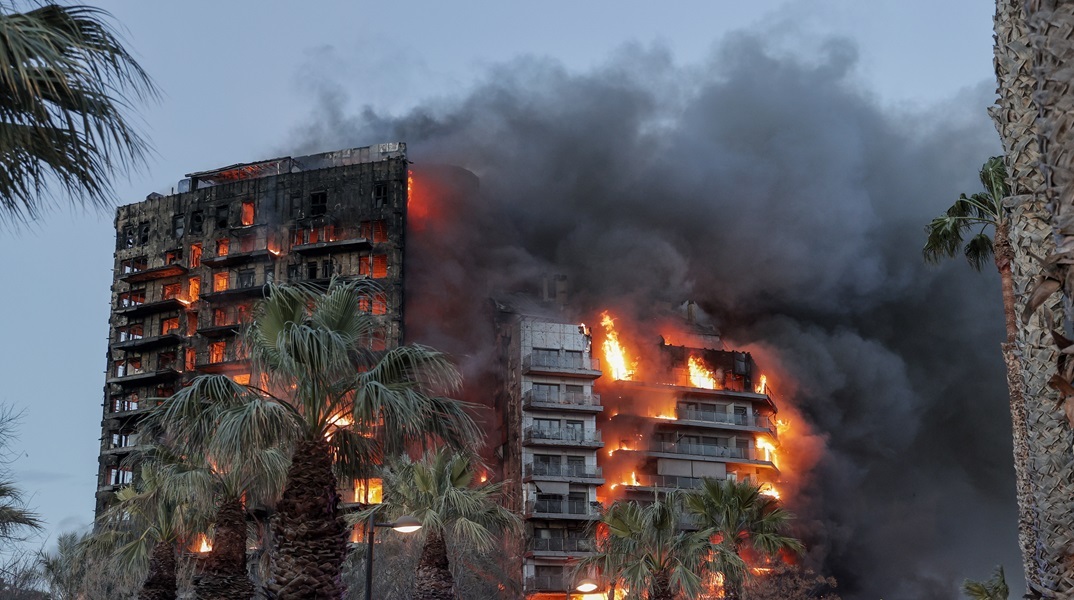 Στις φλόγες 14ώροφο συγκρότημα κατοικιών στη Βαλένθια - Φόβοι για εγκλωβισμένους