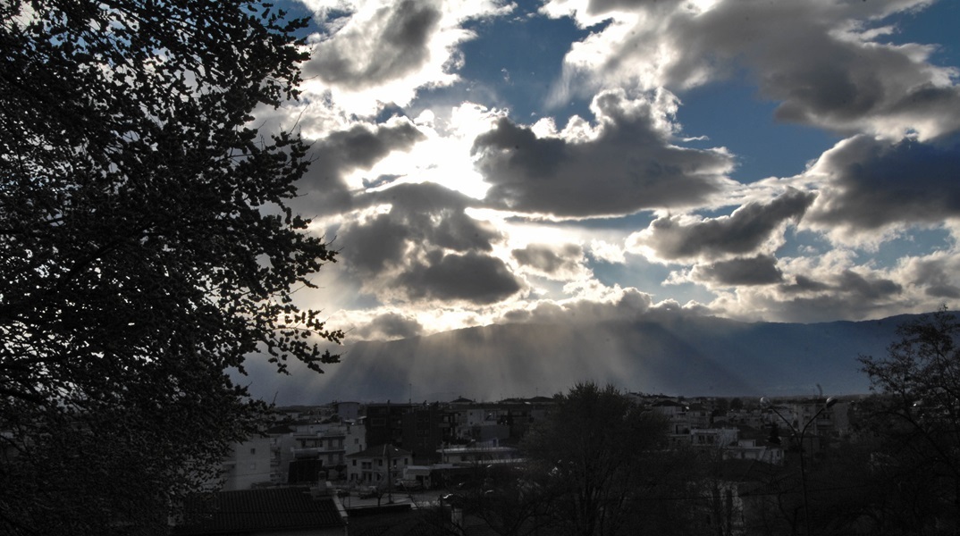 Νεφώσεις με ηλιοφάνεια κατά τόπους την Παρασκευή - Έως 18 βαθμούς η θερμοκρασία στην Αττική 