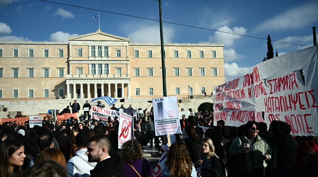 Έξω από τη Βουλή φοιτητές και μελισσοκόμοι - Στο «κόκκινο» οι κεντρικοί άξονες της Αττικής 