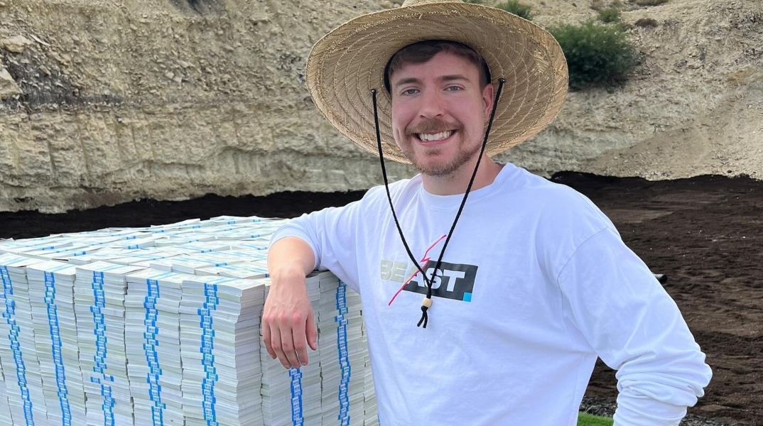 Στα 25 του, ο Jimmy Donaldson, γνωστός και ως MrBeast, είναι ένας από τους content creators με τις περισσότερες προβολές 