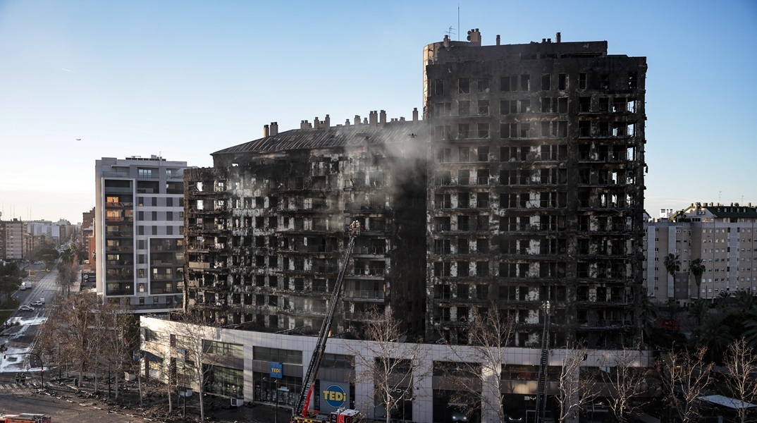 Αυξάνονται οι νεκροί από την πυρκαγιά στη 14ώροφη πολυκατοικία στην Ισπανία