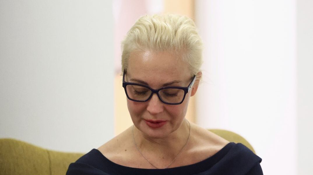 Ναβάλνι: Η χήρα λέει ότι ο Πούτιν βασανίζει τον σύζυγό της μετά θάνατον