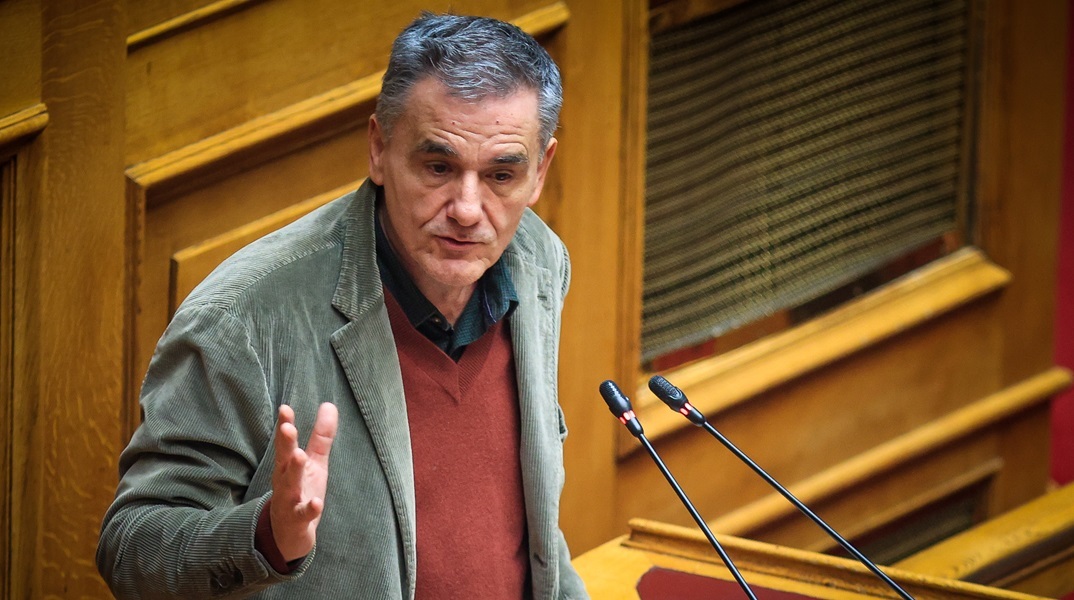 Παρενόχληση στον Τσακαλώτο από οπαδό του ΣΥΡΙΖΑ που του ζητούσε να παραδώσει την έδρα