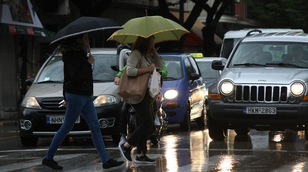 Συννεφιασμένος θα είναι ο καιρός σήμερα Πέμπτη με τοπικές βροχές 