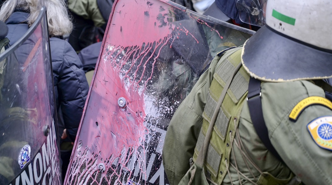 Μπογιές και συνθήματα σε καταστήματα της Θεσσαλονίκης κατά τη διάρκεια της πορείας για τα Τέμπη