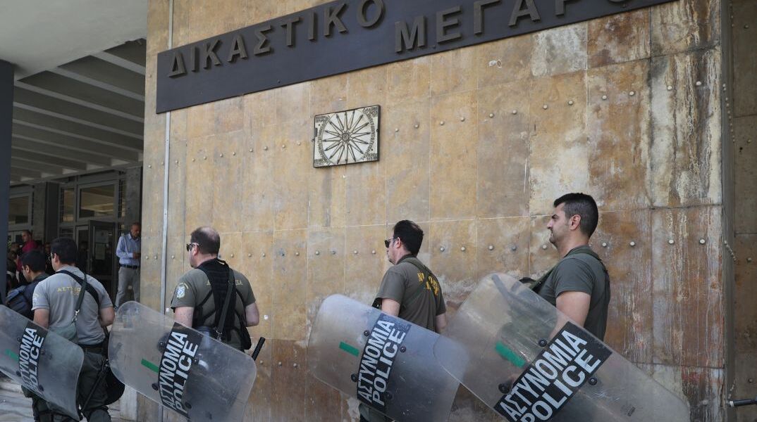 Θεσσαλονίκη: Ένταση και λιποθυμίες σε δίκη για υπόθεση βιασμού