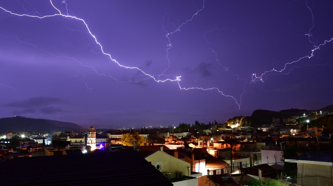 Ισχυρές βροχές και καταιγίδες σήμερα Παρασκευή στο μεγαλύτερο μέρος της χώρας