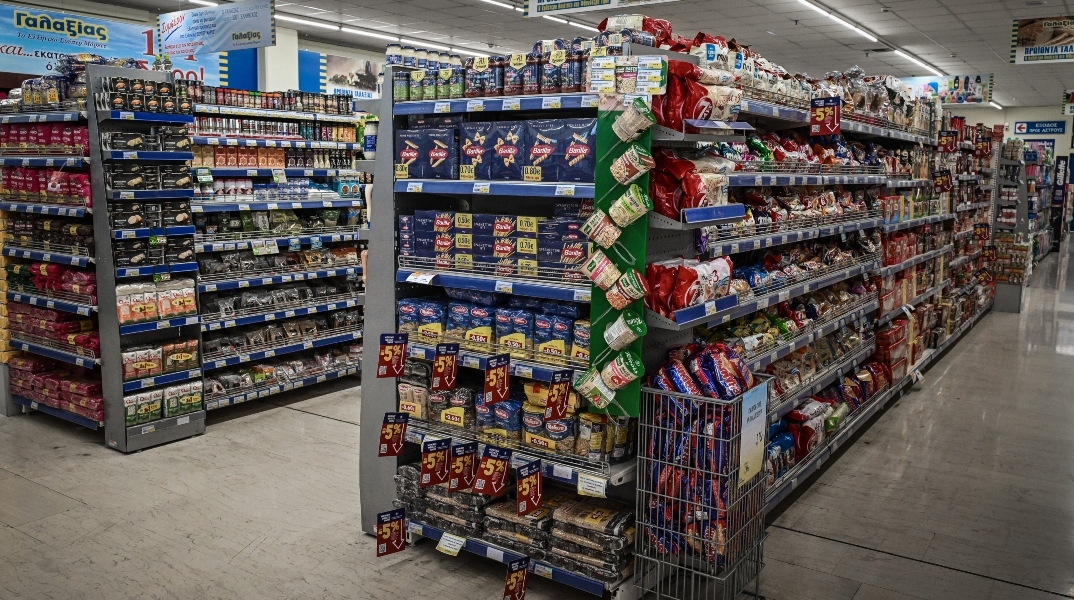 Ποιες μειώσεις θα αρχίσουν να βλέπουν από αύριο οι καταναλωτές στα ράφια των σούπερ μάρκετ	