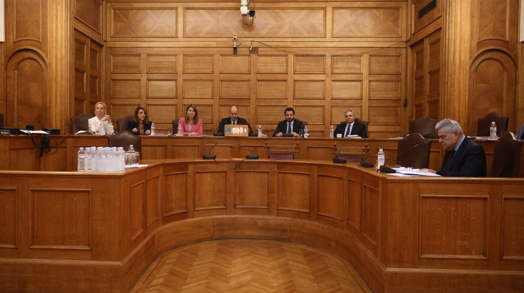 Αίτημα συγγενών των θυμάτων για άρση ασυλίας Καραμανλη και Σπίρτζη