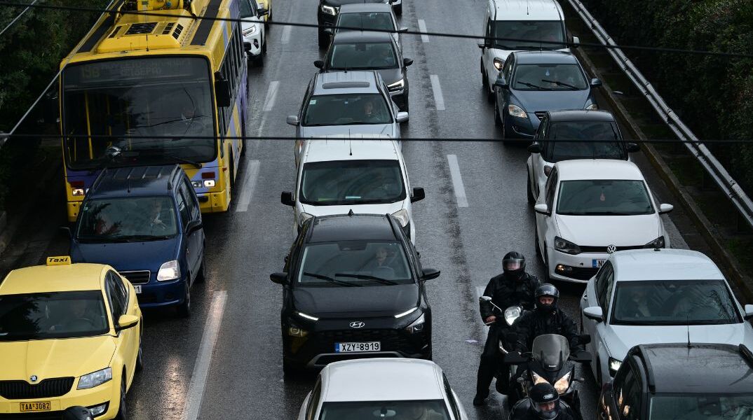 Κίνηση: Πλημμύρισε η παραλιακή, μπλοκαρισμένος ο Κηφισός,