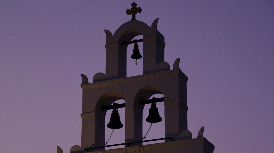 Ιερέας στην Άρτα χτύπησε την πρώην γυναίκα του και αστυνομικούς κατά τη διάρκειας δίκης