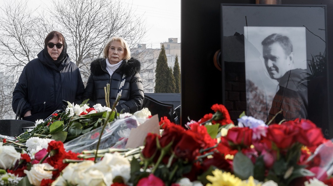 Ναβάλνι: Επισκέφτηκε τον τάφο η μητέρα του