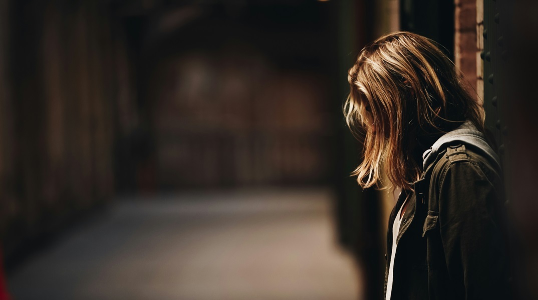 Άνδρας στο Άργος χτύπησε με σίδερο τη σύζυγό του και την περιέλουσε με χλωρίνη