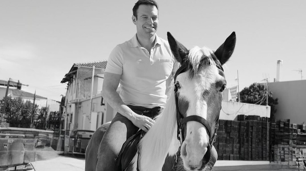 Στην Αργολίδα ο Στέφανος Κασσελάκης - Του χάρισαν ένα άλογο, τη «Σελήνη»