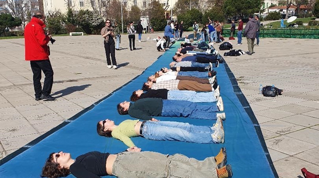 Τέμπη: Ανθρώπινη αλυσίδα αφιερωμένη στα θύματα 