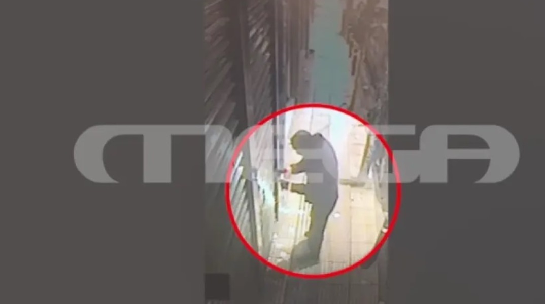 Βίντεο ντοκουμέντο που δείχνει τους τρομοκράτες να τοποθετούν τη βόμβα σε τράπεζα στα Πετράλωνα