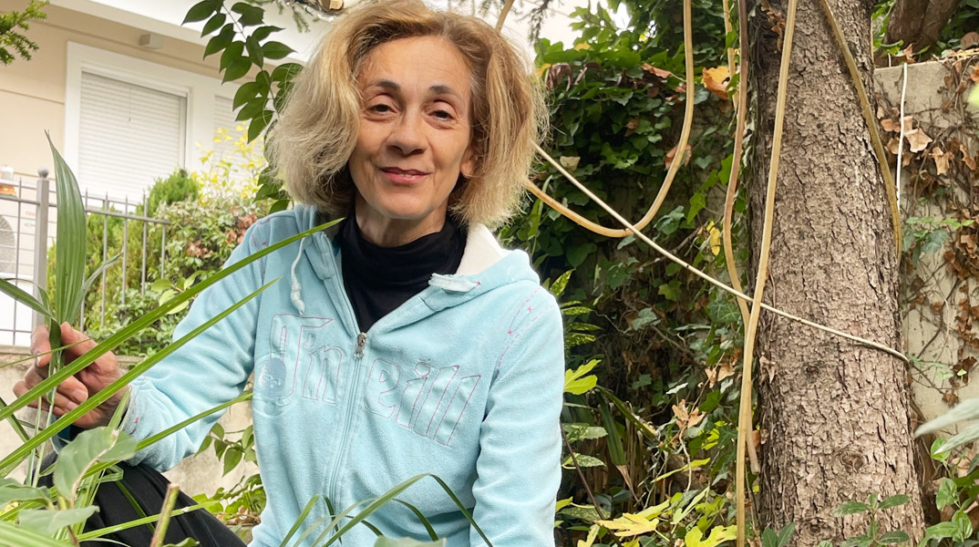 Η Μανίνα Ζουμπουλάκη από το μπαλκόνι της