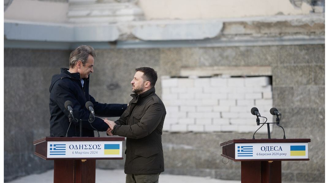 ΣΥΝΑΝΤΗΣΗ ΤΟΥ ΠΡΩΘΥΠΟΥΡΓΟΥ ΚΥΡΙΑΚΟΥ ΜΗΤΣΟΤΑΚΗ ΜΕ ΤΟΝ ΠΡΟΕΔΡΟ ΤΗΣ ΟΥΚΡΑΝΙΑΣ ΒΟΛΟΝΤΙΜΙΡ ΖΕΛΕΝΣΚΙ (ΔΗΜΗΤΡΗΣ ΠΑΠΑΜΗΤΣΟΣ/ΓΡΑΦΕΙΟ ΤΥΠΟΥ ΠΡΩΘΥΠΟΥΡΓΟΥ/EUROKINISSI)