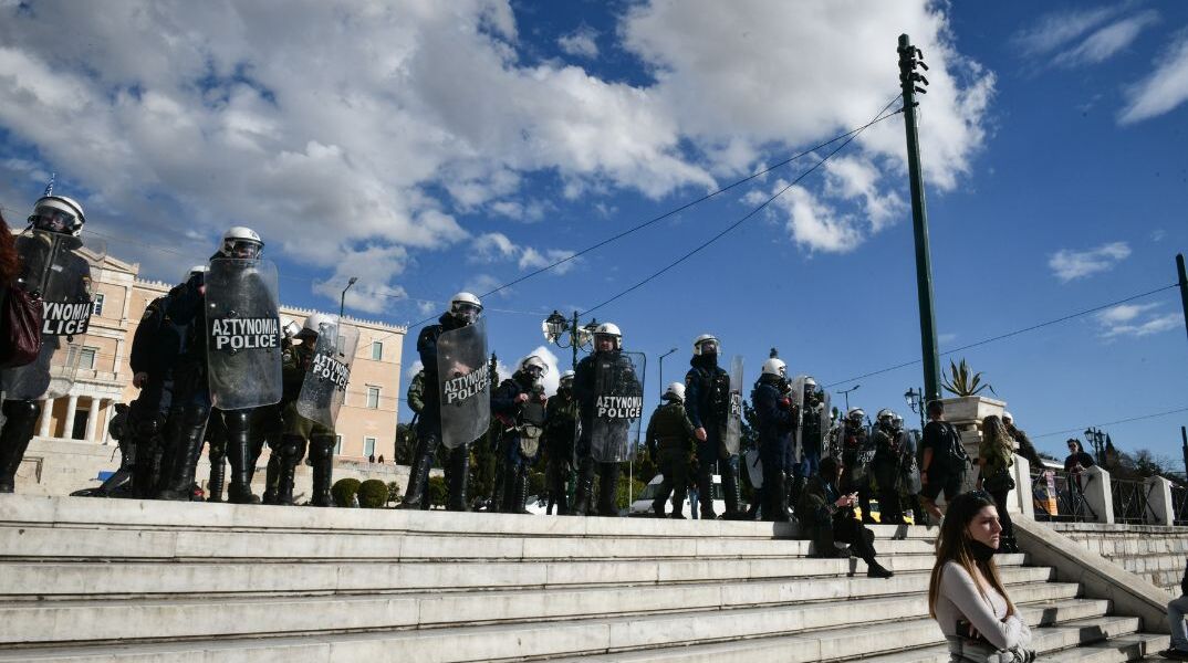 Σύνταγμα: Οπαδοί της Μακάμπι φέρονται να επιτέθηκαν σε αλλοδαπό