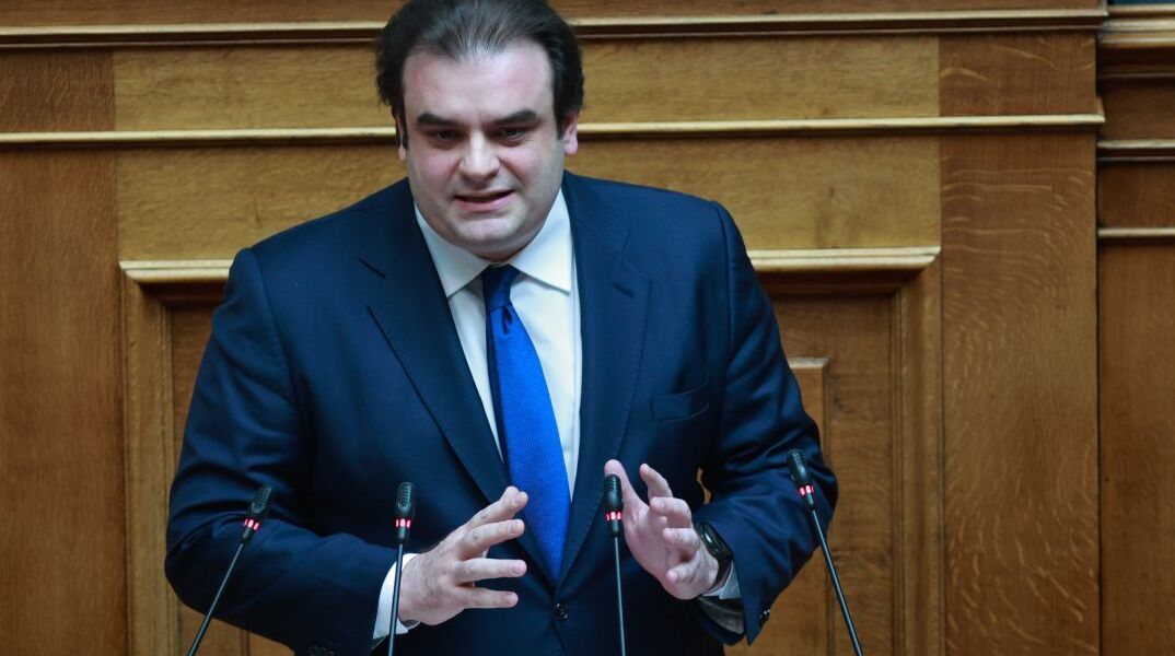 Πιερρακάκης: Άγνωστοι πέταξαν φυλλάδια στο σπίτι του υπουργού Παιδείας