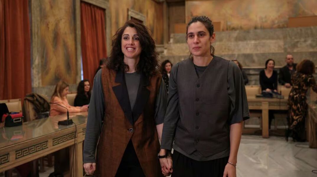 Γάμος ομόφυλων: Η Αλεξία Μπεζίκη παντρεύτηκε την Δανάη Δεληγεώργη