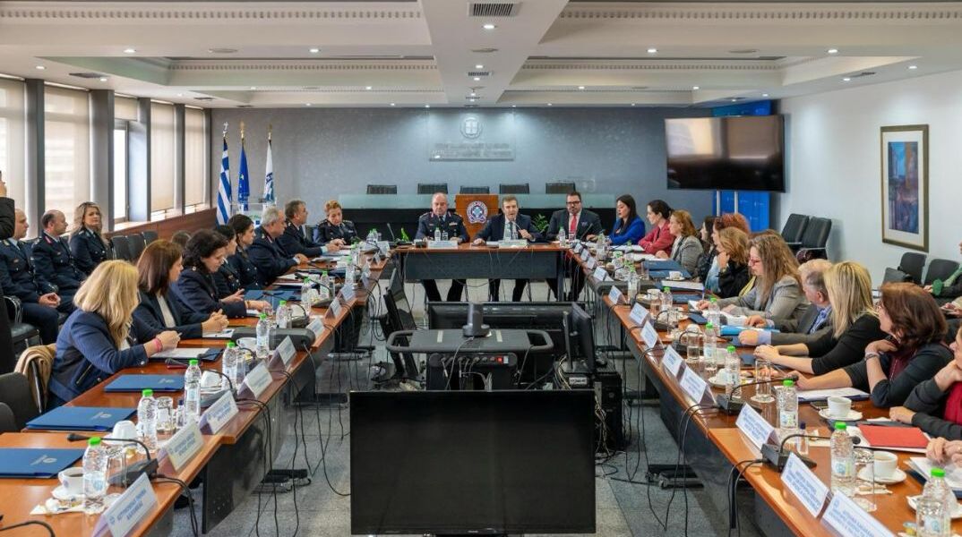 Χρυσοχοΐδης: Συνάντηση με εκπροσώπους ΜΚΟ για την βία κατά των γυναικών