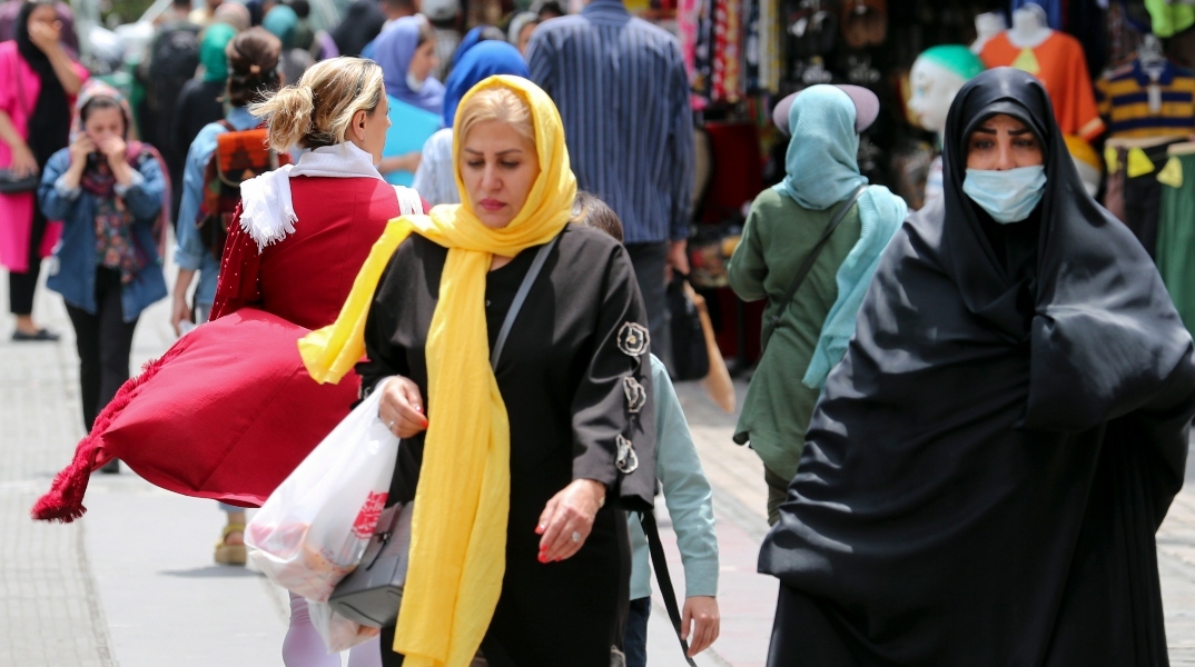 Ιράν: Δύο νεαρές γυναίκες συνελήφθησαν επειδή χόρεψαν σε δημόσιο χώρο (Βίντεο)