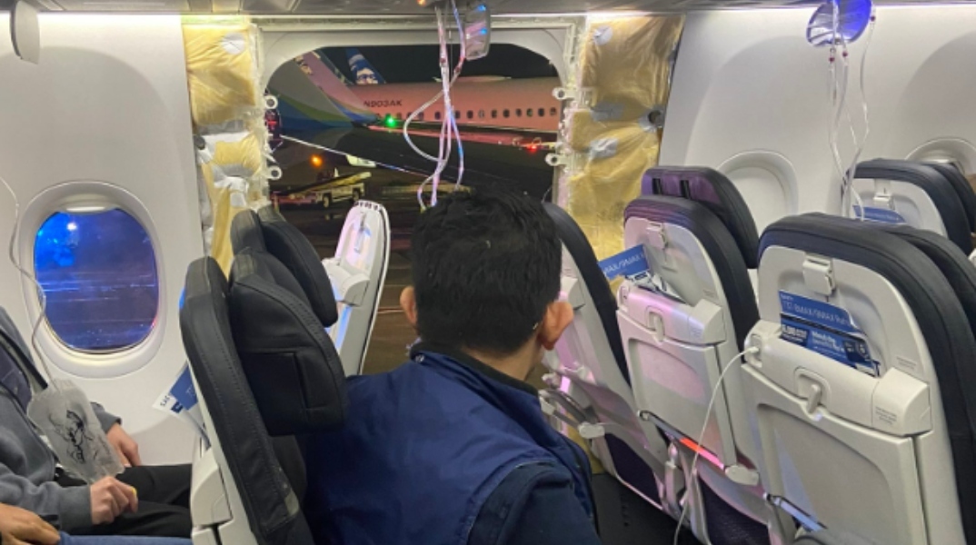 Boeing: Κατηγορείται για έλλειψη συνεργασίας μετά από αποκόλληση θύρας 