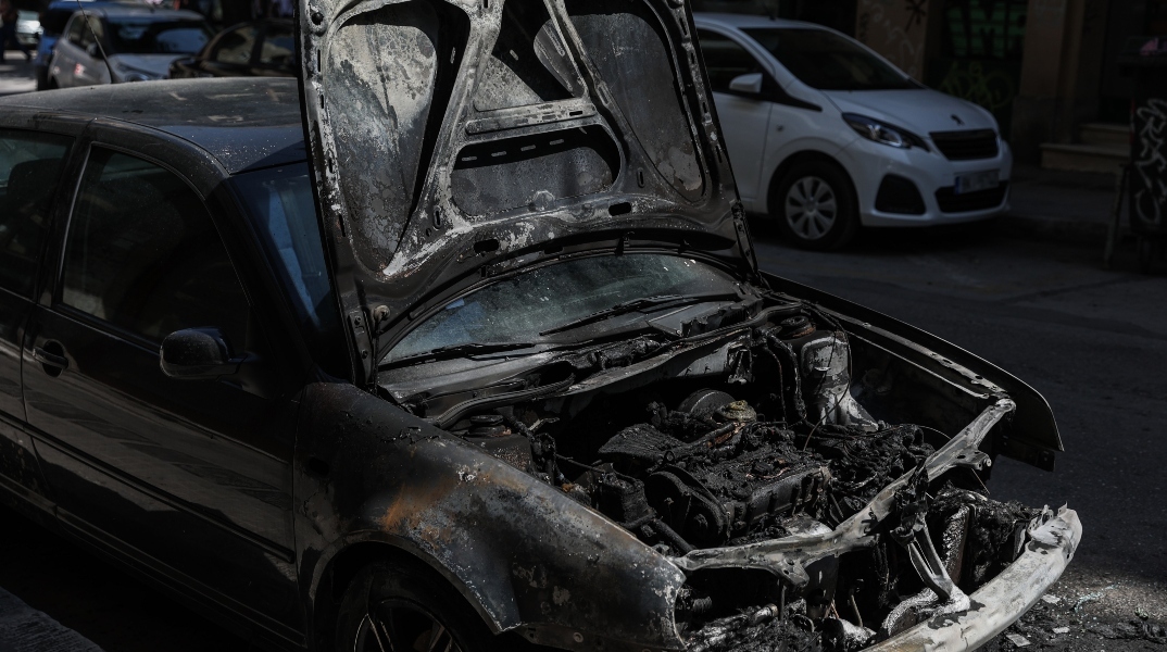 Ζωγράφου: Επεισόδια τα ξημερώματα στην Πολυτεχνειούπολη - Κάηκαν 5 αυτοκίνητα	